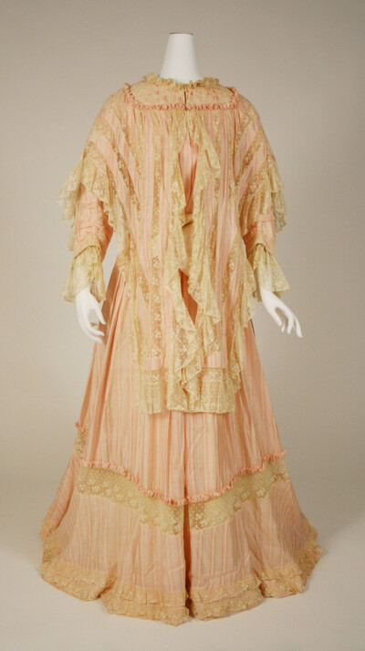 大都会博物馆收藏的来自19世纪的女士晨间衣（Dressing gown）。19 世纪中叶，晨衣逐渐成为淑女们衣橱中不可或缺的“单品”，晨衣是一种轻薄、开放式的长袍或长裙，较为宽松舒适，不需穿紧身胸衣及衬裙，其形制受当时…