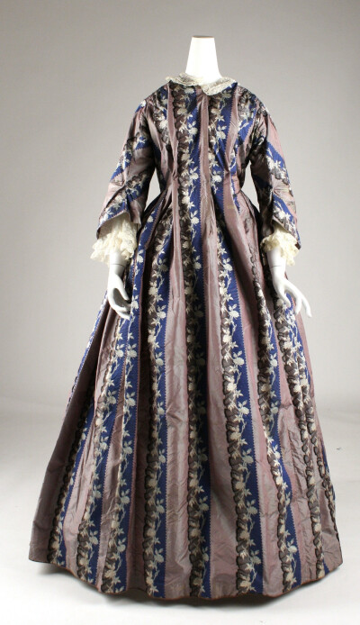 大都会博物馆收藏的来自19世纪的女士晨间衣（Dressing gown）。19 世纪中叶，晨衣逐渐成为淑女们衣橱中不可或缺的“单品”，晨衣是一种轻薄、开放式的长袍或长裙，较为宽松舒适，不需穿紧身胸衣及衬裙，其形制受当时…