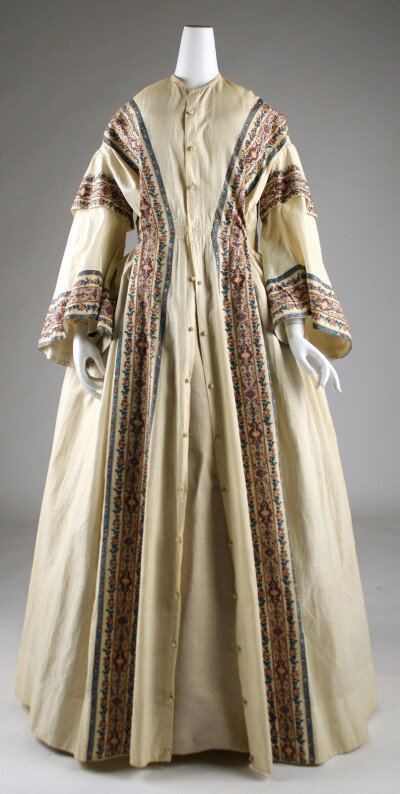 大都会博物馆收藏的来自19世纪的女士晨间衣（Dressing gown）。19 世纪中叶，晨衣逐渐成为淑女们衣橱中不可或缺的“单品”，晨衣是一种轻薄、开放式的长袍或长裙，较为宽松舒适，不需穿紧身胸衣及衬裙，其形制受当时…