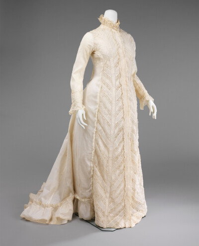 大都会博物馆收藏的来自19世纪的女士晨间衣（Dressing gown）。19 世纪中叶，晨衣逐渐成为淑女们衣橱中不可或缺的“单品”，晨衣是一种轻薄、开放式的长袍或长裙，较为宽松舒适，不需穿紧身胸衣及衬裙，其形制受当时…