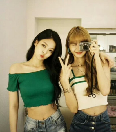 jenlisa 合照
Jennie × Lisa