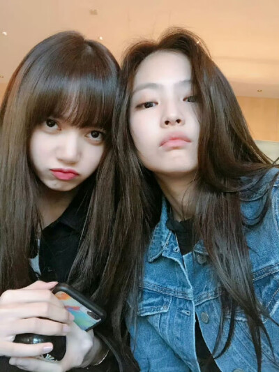 jenlisa 合照
Jennie × Lisa