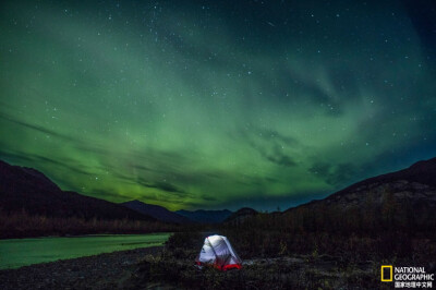 《北极之门国家公园》
在美国最北端的国家公园北极之门，一顶帐篷搭在北极光下。阿拉斯加的这一地区是地球上观赏极光的最佳地点之一。摄影：Katie Orlinsky