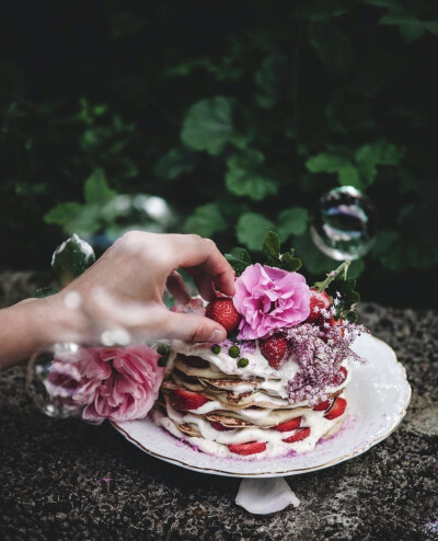 来自瑞典的烘焙师Linda Lomelino热爱鲜花与甜点，并把她的痴迷变成了事业。在她的精心制作下，鲜花与甜点结合，犹如诗画一般美。