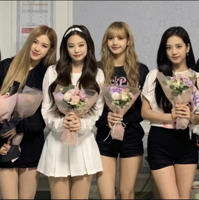 BLACKPINK团照
Lisa Jennie Jisoo rose