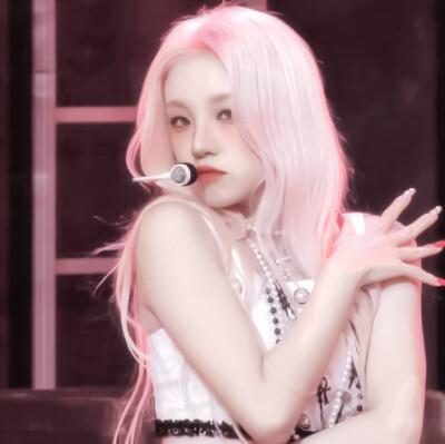  “我是那朵倔强的花，他是那阵拉扯我的风.”
宋雨琦YUQI cr.苏稚童