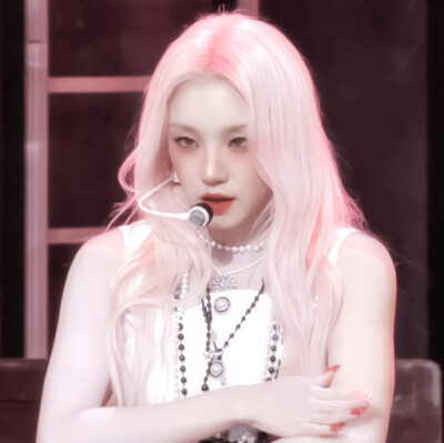  “我是那朵倔强的花，他是那阵拉扯我的风.”
宋雨琦YUQI cr.苏稚童