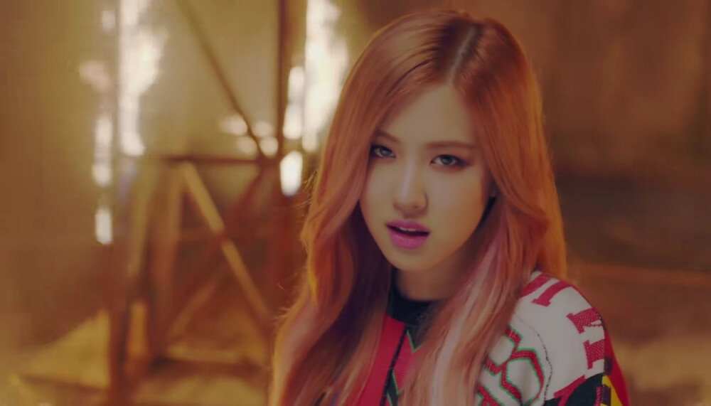 ROSÉ× playing with fire