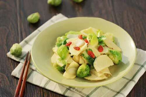 每日一素：笋片炒抱子甘蓝
学做各种各样的素食，第一为了自己身体健康，营养均衡，第二做出健康漂亮的素食能感染到周围的朋友参与吃素，多一盘素菜就会少一盘荤菜，环保地球！让世界变的更加美好！
笋片炒抱子甘蓝
食材: 冬笋、抱子甘蓝、姜末、枸杞数颗、油、盐、蘑菇精
做 法:
1. 冬笋切片后放入锅中焯水， 加入少许盐，焯煮两分钟后捞出；
2. 热锅凉油， 放入姜末煸炒，爆香后加入抱子甘蓝进去翻炒；
3. 加入焯过水的冬笋片进去翻炒，加适量盐和蘑菇精，盐调味即可。