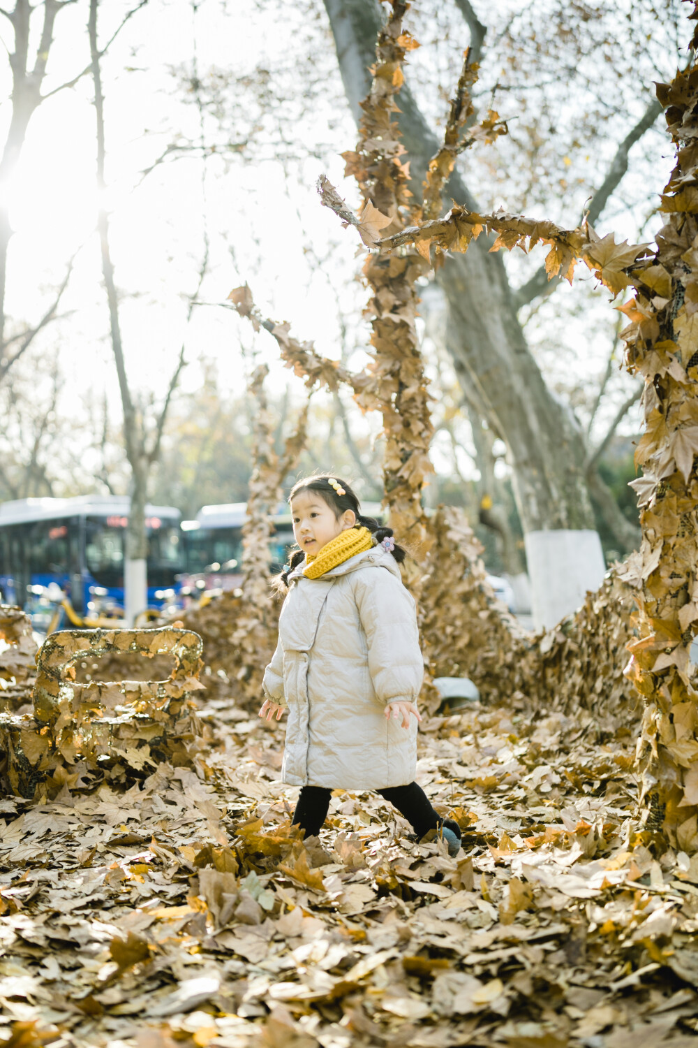 32周岁这一天
摄影：洪小漩
出镜：家人
签收这份冬天的特别浪漫吧。
阿科32周岁这一天，一起去美术馆看了展。
一起去美院看了秋叶。
一起去嘉里中心看了圣诞装置设计。
进入新一岁了。