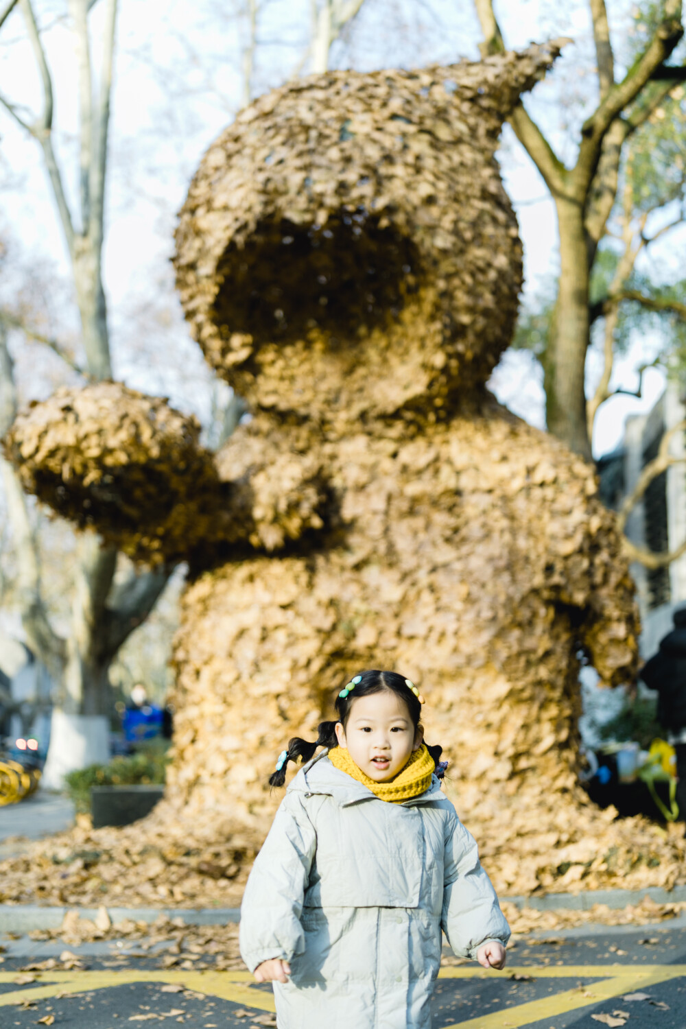 32周岁这一天
摄影：洪小漩
出镜：家人
签收这份冬天的特别浪漫吧。
阿科32周岁这一天，一起去美术馆看了展。
一起去美院看了秋叶。
一起去嘉里中心看了圣诞装置设计。
进入新一岁了。