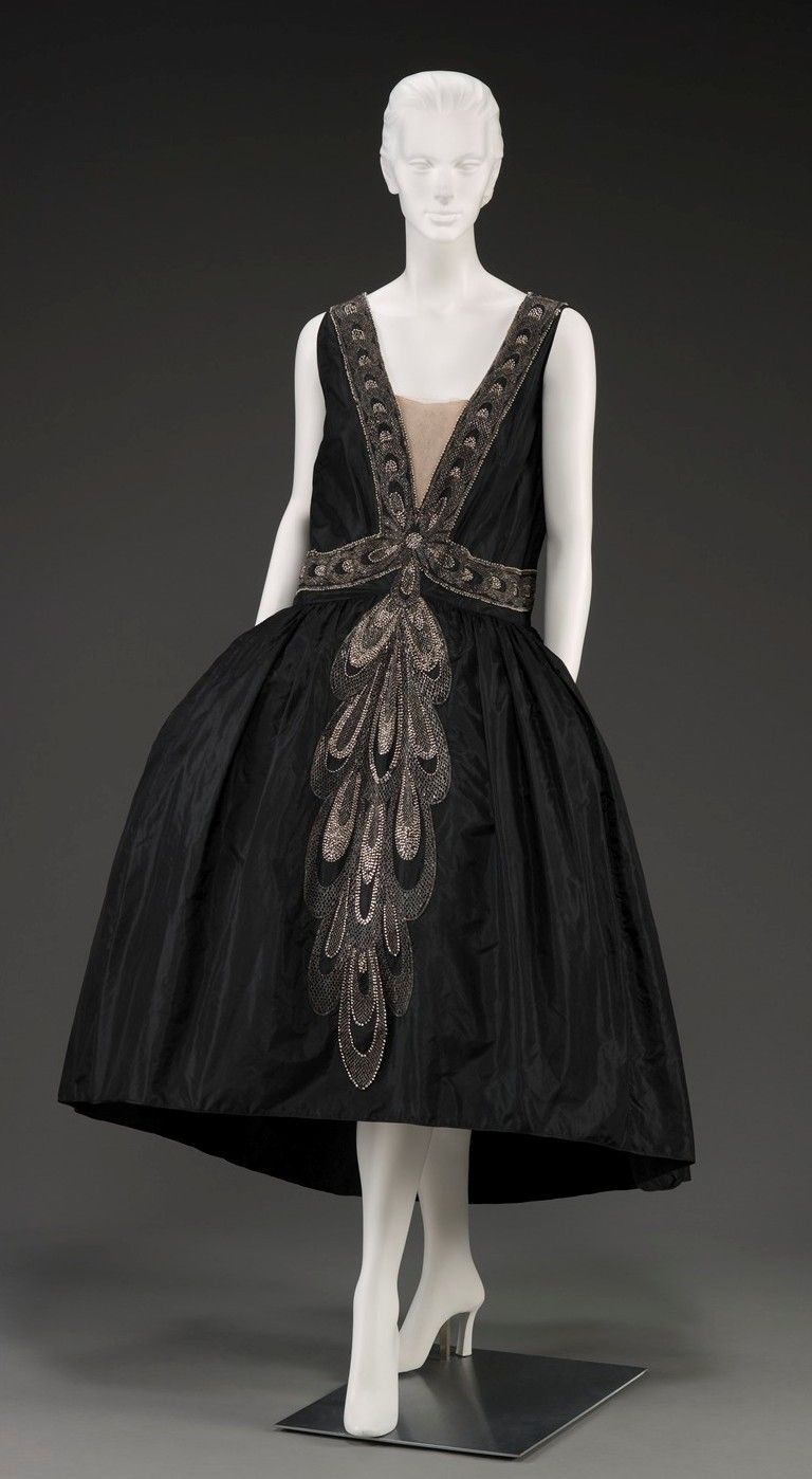 1920年代，浪凡（Lanvin）创始人让娜.浪凡（Jeanne Lanvin）设计的女士裙装。除了20年代服装所追求的垂直感及直线型，让娜的设计更多采取了 “robe de style”样式，这种样式更类似于 18 世纪的宫廷礼服，在吸取20年代低腰线的基础上，将裙子设计成廓形的宽裙摆，并适度加长裙子的长度，同时以细腻的蕾丝、刺绣、花朵、钉珠等装饰，华美中又不乏纤细与自由的感觉。