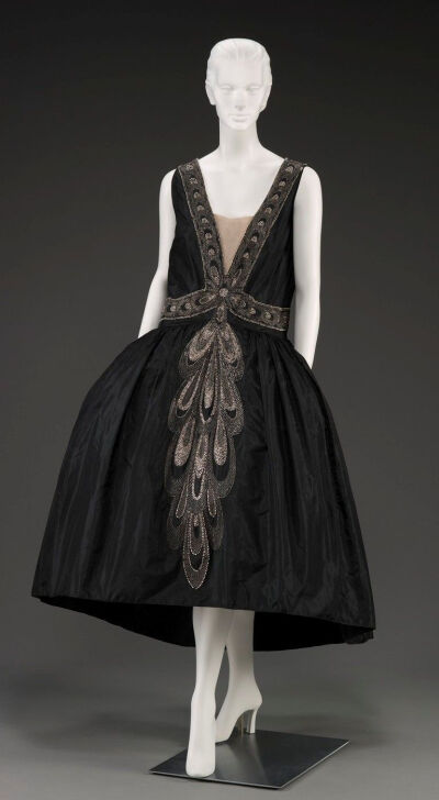 1920年代，浪凡（Lanvin）创始人让娜.浪凡（Jeanne Lanvin）设计的女士裙装。除了20年代服装所追求的垂直感及直线型，让娜的设计更多采取了 “robe de style”样式，这种样式更类似于 18 世纪的宫廷礼服，在吸取20年…
