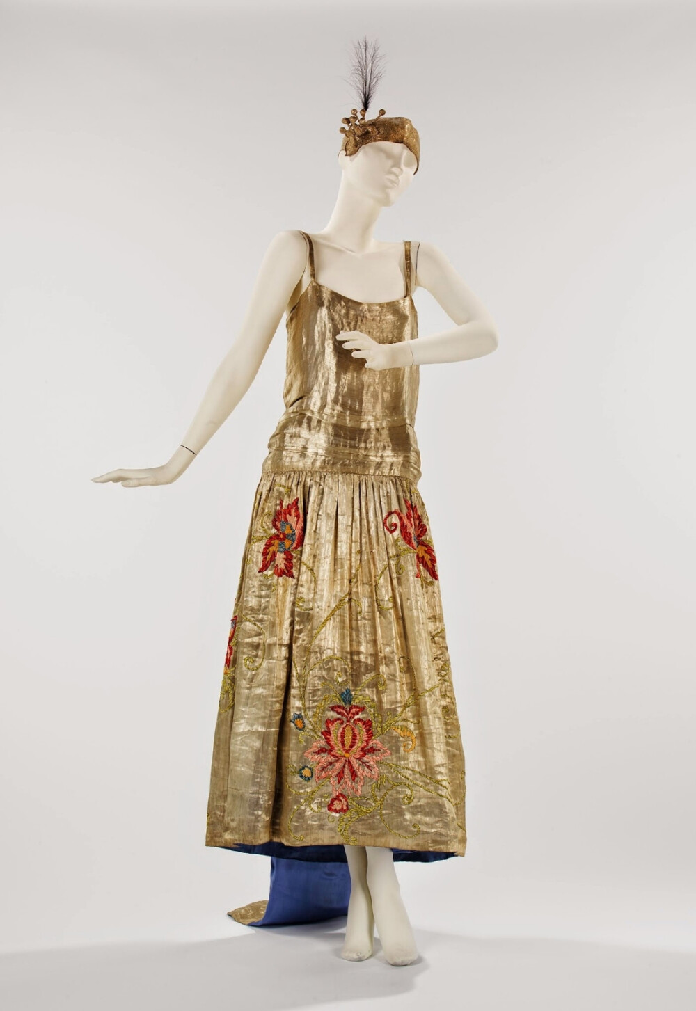 1920年代，浪凡（Lanvin）创始人让娜.浪凡（Jeanne Lanvin）设计的女士裙装。除了20年代服装所追求的垂直感及直线型，让娜的设计更多采取了 “robe de style”样式，这种样式更类似于 18 世纪的宫廷礼服，在吸取20年代低腰线的基础上，将裙子设计成廓形的宽裙摆，并适度加长裙子的长度，同时以细腻的蕾丝、刺绣、花朵、钉珠等装饰，华美中又不乏纤细与自由的感觉。