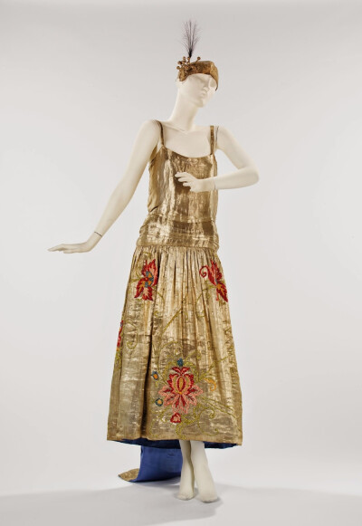 1920年代，浪凡（Lanvin）创始人让娜.浪凡（Jeanne Lanvin）设计的女士裙装。除了20年代服装所追求的垂直感及直线型，让娜的设计更多采取了 “robe de style”样式，这种样式更类似于 18 世纪的宫廷礼服，在吸取20年…