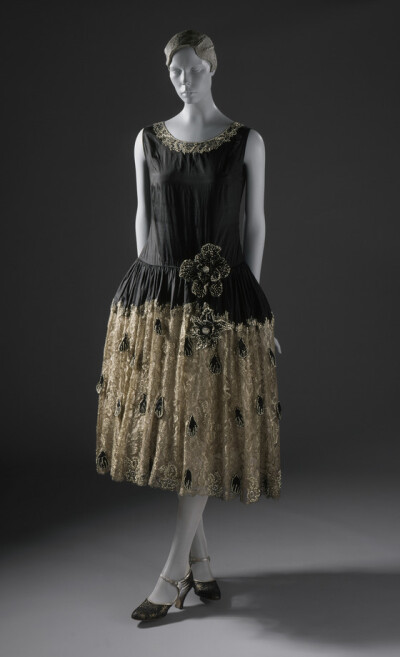 1920年代，浪凡（Lanvin）创始人让娜.浪凡（Jeanne Lanvin）设计的女士裙装。除了20年代服装所追求的垂直感及直线型，让娜的设计更多采取了 “robe de style”样式，这种样式更类似于 18 世纪的宫廷礼服，在吸取20年…