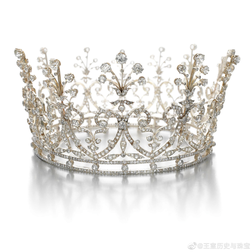 英国名媛弗洛拉·沙逊的钻石王冠，以花叶为纹路，搭配卷轴式线条的框架设计，围成一圈形成王冠，金银叠打的材质，钻石总重35～40克拉，尽管没有大钻，但造型实在华丽大气，精致繁复很能撑场子。弗洛拉·沙逊是“东方罗斯柴尔德”——沙逊家族的成员之一，不仅是富家女，还是慈善家和社会活动家，所以好珠宝也倒腾了不少。钻石王冠在2008年于苏富比伦敦拍卖行出售，估价为3w～5w英镑，最后的成交价没有标明，盲猜成交价也不会太贵，妥妥的捡漏好货