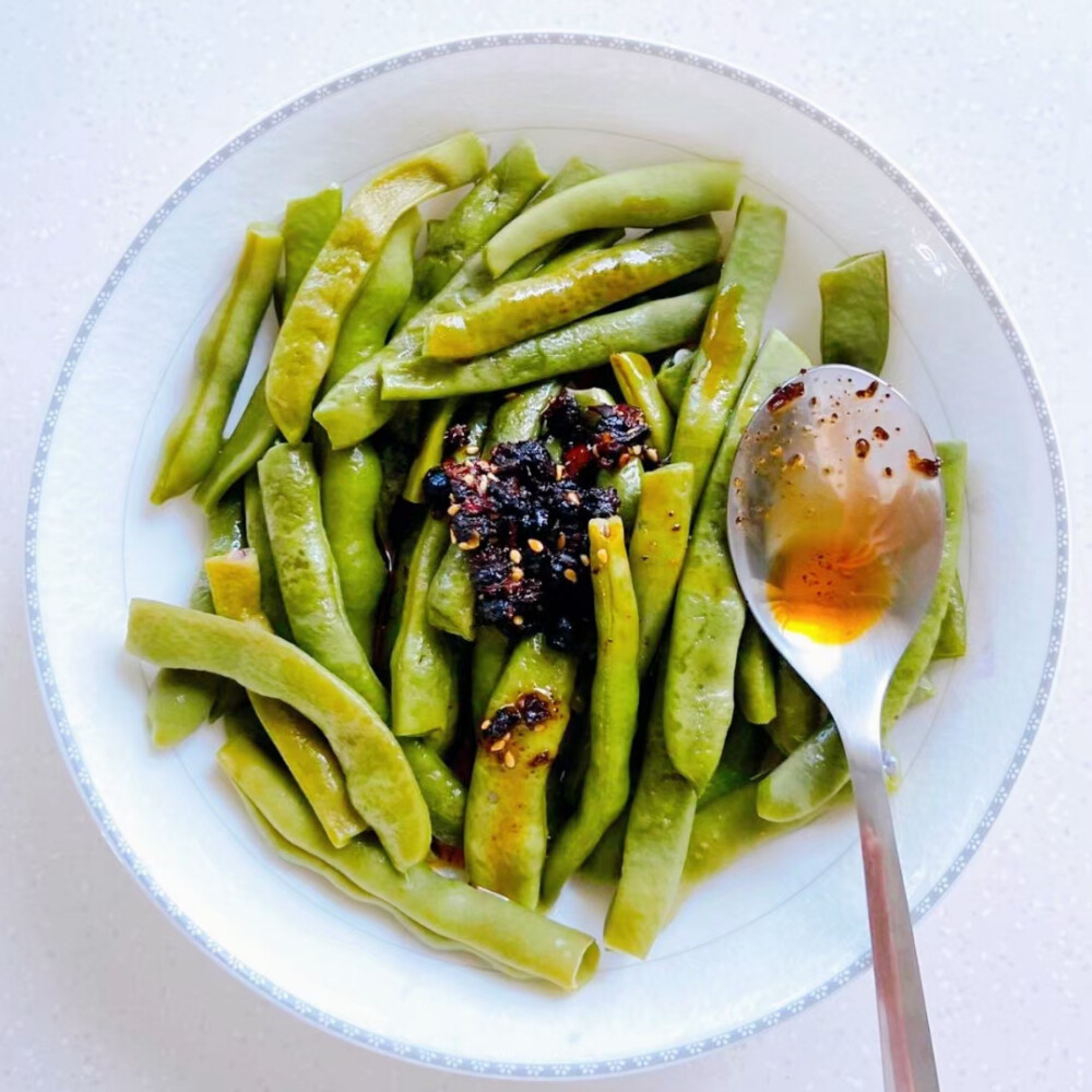 每日一素：蒸豆角
学做各种各样的素食，第一为了自己身体健康，营养均衡，第二做出健康漂亮的素食能感染到周围的朋友参与吃素，多一盘素菜就会少一盘荤菜，环保地球！让世界变的更加美好！
蒸 豆 角
食材: 豆角 ，盐 ，植物油 ，辣油豆豉
做法:
1、豆角洗干净择段，装入盘中，撒入盐、淋入植物油，放入蒸锅；
2、水开后，大火蒸15分钟左右取出，浇1勺辣油豆豉拌均匀即可。