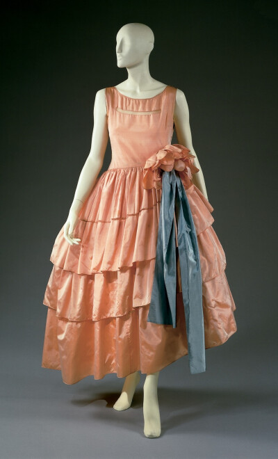 1920年代，浪凡（Lanvin）创始人让娜.浪凡（Jeanne Lanvin）设计的女士裙装。除了20年代服装所追求的垂直感及直线型，让娜的设计更多采取了 “robe de style”样式，这种样式更类似于 18 世纪的宫廷礼服，在吸取20年…
