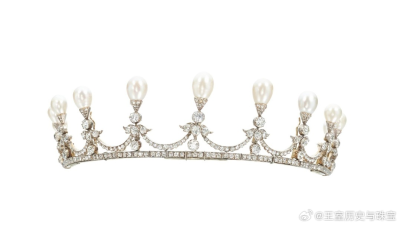 英国第15代英奇昆男爵夫人艾特尔·奥布莱恩的珍珠钻石王冠，制造于19世纪末，王冠主体是海水梨形珍珠，并搭配玫瑰切钻石的拱门底座，款式虽然简单但精致有存在感。1911年，第15代英奇昆男爵夫人艾特尔·奥布莱恩佩戴珍…
