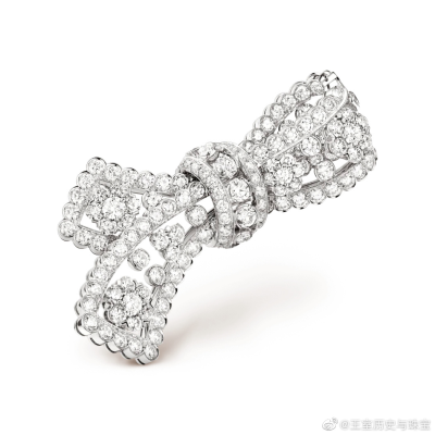 摩纳哥亲王妃查伦妮的“Snowflake”钻石丝带胸针，来自珠宝商梵克雅宝的高级珠宝系列——Snowflake，以雪花为题材与上世纪40年代以来的复古灵感相结合的冬季珠宝。“Snowflake”钻石丝带胸针共用169颗圆形钻石，总重…