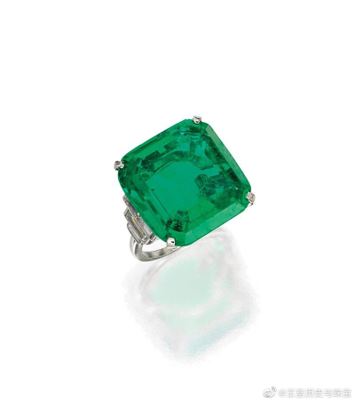 美国名媛兼慈善家布鲁克·阿斯特夫人的祖母绿钻石戒指，大约制造于1930年代，戒指的主石是一颗重22.84克拉的方形哥伦比亚祖母绿，两侧共镶有重总90分的8颗长方形钻石，是1953年，文森特·阿斯特送给布鲁克的订婚戒指，…