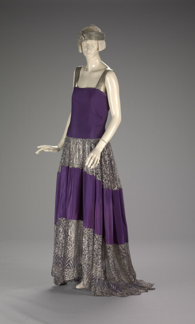 1920年代，浪凡（Lanvin）创始人让娜.浪凡（Jeanne Lanvin）设计的女士裙装。除了20年代服装所追求的垂直感及直线型，让娜的设计更多采取了 “robe de style”样式，这种样式更类似于 18 世纪的宫廷礼服，在吸取20年…