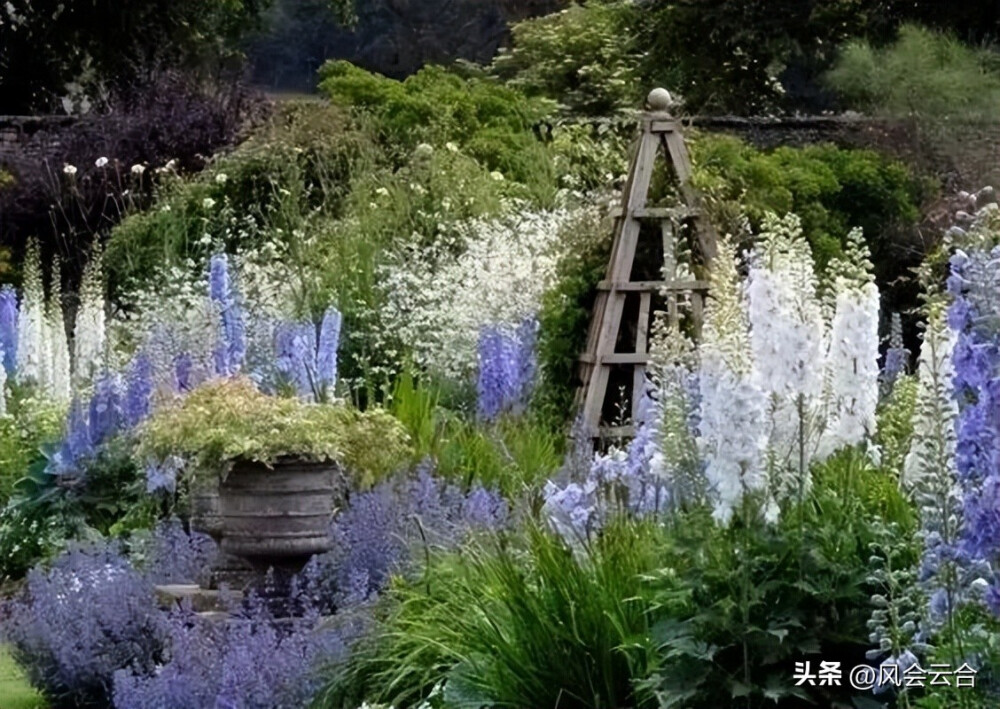 植物配置是花园设计的灵魂，需要考虑高矮胖瘦、前后关系、营造量感、质感、色彩与香气等因素。选择高低不同的花草进行搭配，让花园内容更加丰富；选择合适的品种和数量，产生视觉效果；合理配置不同质感的植物，可以形成植物配置的综合质感；而花序的不同带给人感觉也不同。只有考虑到这些因素，才能设计出属于自己的美丽花园。