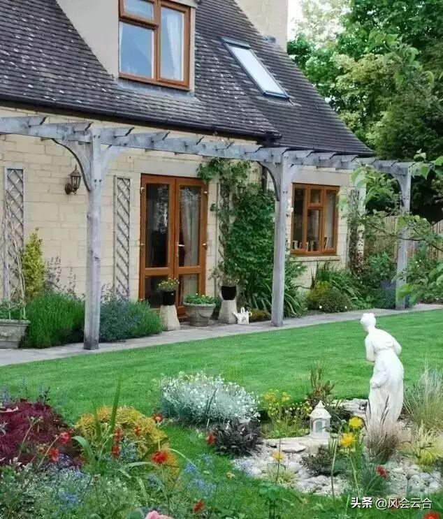 植物配置是花园设计的灵魂，需要考虑高矮胖瘦、前后关系、营造量感、质感、色彩与香气等因素。选择高低不同的花草进行搭配，让花园内容更加丰富；选择合适的品种和数量，产生视觉效果；合理配置不同质感的植物，可以形成植物配置的综合质感；而花序的不同带给人感觉也不同。只有考虑到这些因素，才能设计出属于自己的美丽花园。