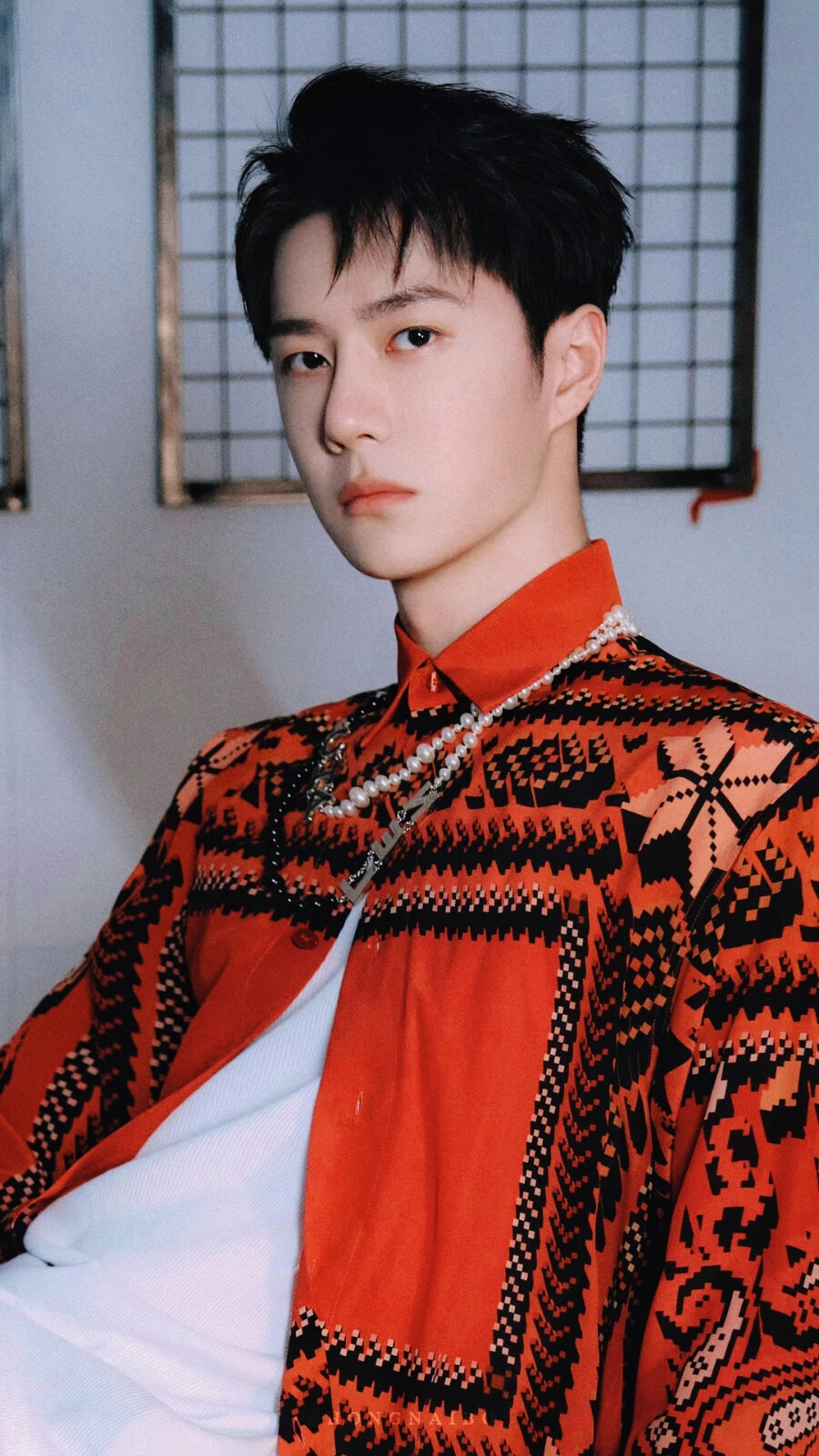 王一博就是行走的衣服架子,这件红色衬衫他穿堪称绝绝子,这是一款