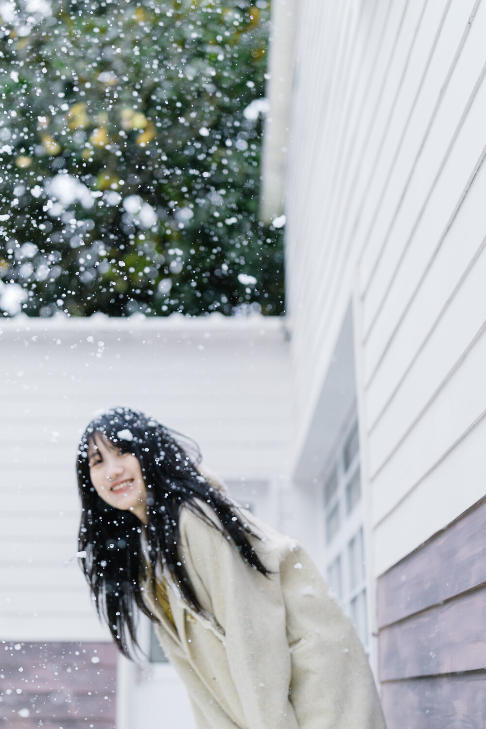 你带来冬天的暖意
摄影：洪小漩
出镜：若男
田野和季风的假雪，承担了多少南方小土豆的诗意想象。
尤其是来自温州的你。
哪怕是虚假的幻影，短暂的开心，也是真切的快乐。
和你认识那么多年，从杭州到温州，再到你每年都会回杭州来看我，偶尔和我共享朋友的最新消息。虽然都是琐碎到极致的念叨，却让我恍惚，你从没离开太远。