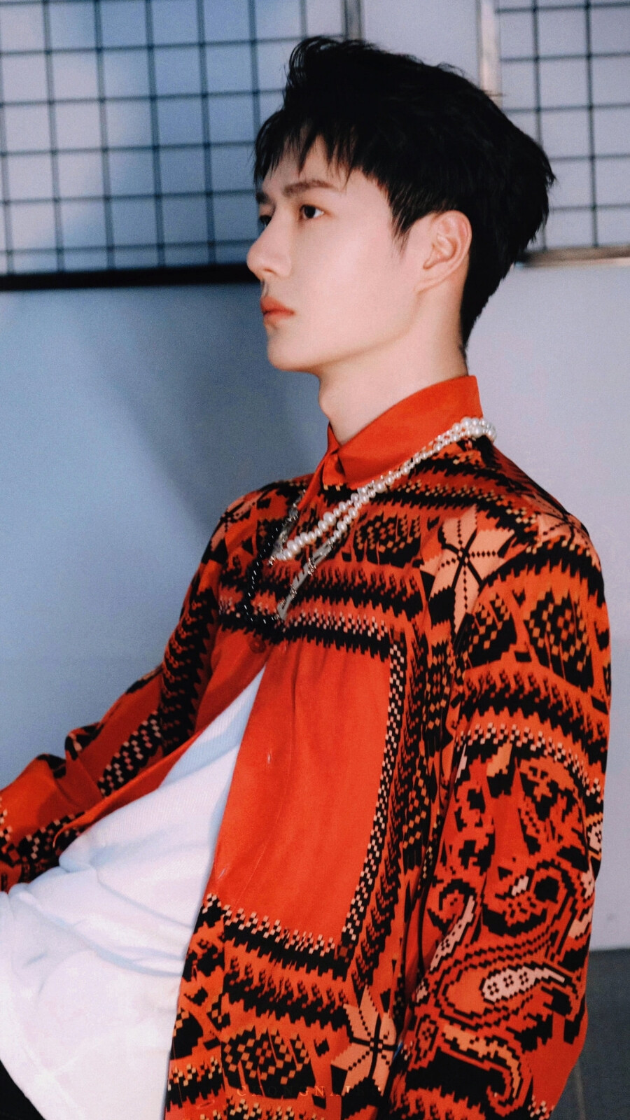 王一博就是行走的衣服架子这件红色衬衫他穿堪称绝绝子这是一款意大利