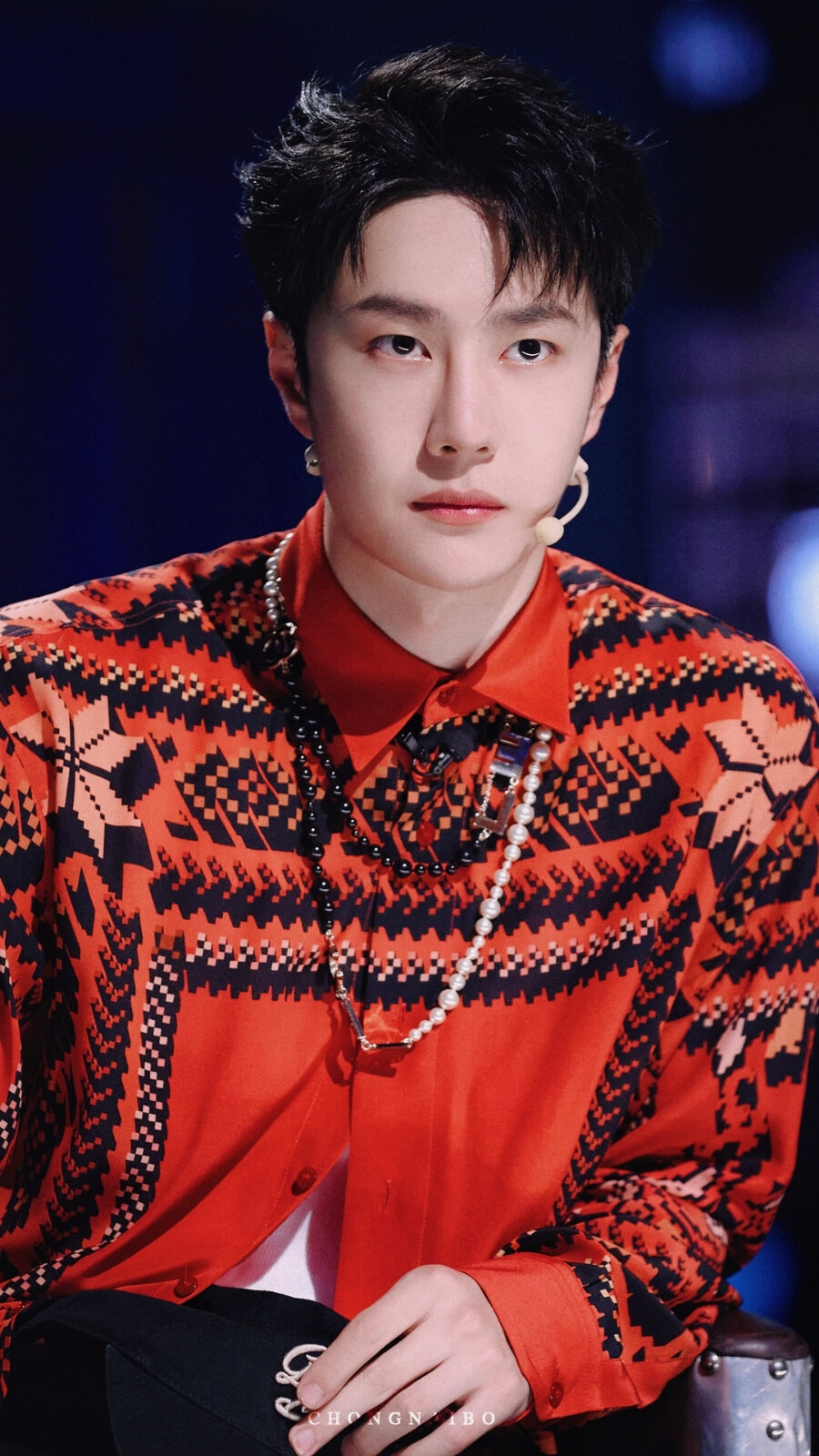 王一博就是行走的衣服架子这件红色衬衫他穿堪称绝绝子这是一款意大利