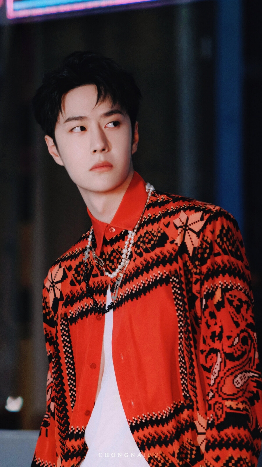 王一博就是行走的衣服架子这件红色衬衫他穿堪称绝绝子这是一款意大利