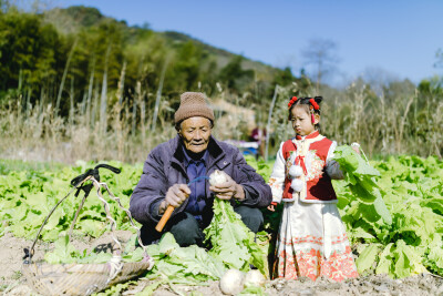 半程年休假
摄影：洪小漩
出镜：家人
照片是有时效性的。
稍不留神，那些说好了要记录下的情绪便被生活工作的琐事冲散了。
唯有浏览照片，方才寻得一丝似有若无的痕迹。
上次的年休假一分为二，后半程带菲比去…