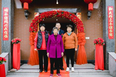 半程年休假
摄影：洪小漩
出镜：家人
照片是有时效性的。
稍不留神，那些说好了要记录下的情绪便被生活工作的琐事冲散了。
唯有浏览照片，方才寻得一丝似有若无的痕迹。
上次的年休假一分为二，后半程带菲比去…