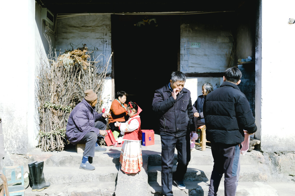 半程年休假
摄影：洪小漩
出镜：家人
照片是有时效性的。
稍不留神，那些说好了要记录下的情绪便被生活工作的琐事冲散了。
唯有浏览照片，方才寻得一丝似有若无的痕迹。
上次的年休假一分为二，后半程带菲比去她一边的阿太家见证了她阿乐表叔的人生大事。又在另一边阿太家承欢膝下两三日，为长辈波澜不惊的生活带来一点喧闹。
婚礼上，菲比主动上台参与游戏环节，我知道是那只巨大的玩具熊诱惑的她。连吃两日席面，顿顿被允许喝了饮料，她乐不可支。
婚礼结束后，很快回到山里阿太家，她又陪伴阿太去地里收了些萝卜。在地里蹦蹦跳跳，为阿太打下手，是她最开心的事。
我们因为工作，提前回到杭州，留下菲比多陪了长辈