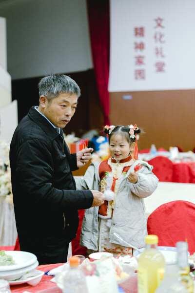 半程年休假
摄影：洪小漩
出镜：家人
照片是有时效性的。
稍不留神，那些说好了要记录下的情绪便被生活工作的琐事冲散了。
唯有浏览照片，方才寻得一丝似有若无的痕迹。
上次的年休假一分为二，后半程带菲比去…