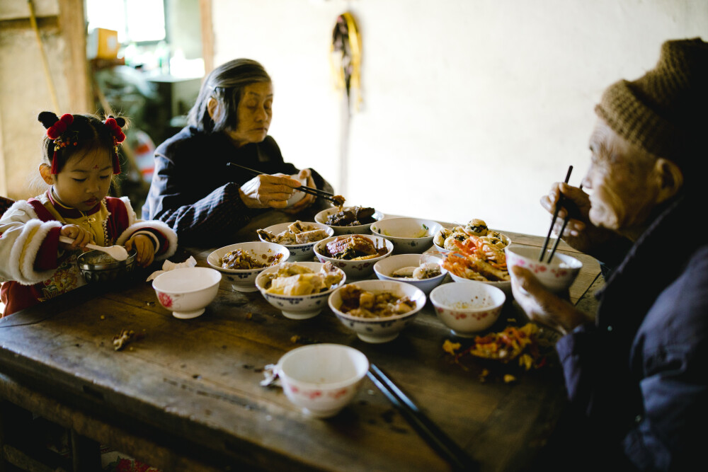 半程年休假
摄影：洪小漩
出镜：家人
照片是有时效性的。
稍不留神，那些说好了要记录下的情绪便被生活工作的琐事冲散了。
唯有浏览照片，方才寻得一丝似有若无的痕迹。
上次的年休假一分为二，后半程带菲比去她一边的阿太家见证了她阿乐表叔的人生大事。又在另一边阿太家承欢膝下两三日，为长辈波澜不惊的生活带来一点喧闹。
婚礼上，菲比主动上台参与游戏环节，我知道是那只巨大的玩具熊诱惑的她。连吃两日席面，顿顿被允许喝了饮料，她乐不可支。
婚礼结束后，很快回到山里阿太家，她又陪伴阿太去地里收了些萝卜。在地里蹦蹦跳跳，为阿太打下手，是她最开心的事。
我们因为工作，提前回到杭州，留下菲比多陪了长辈