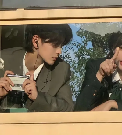 不闻星河须臾，只想固执走向你。