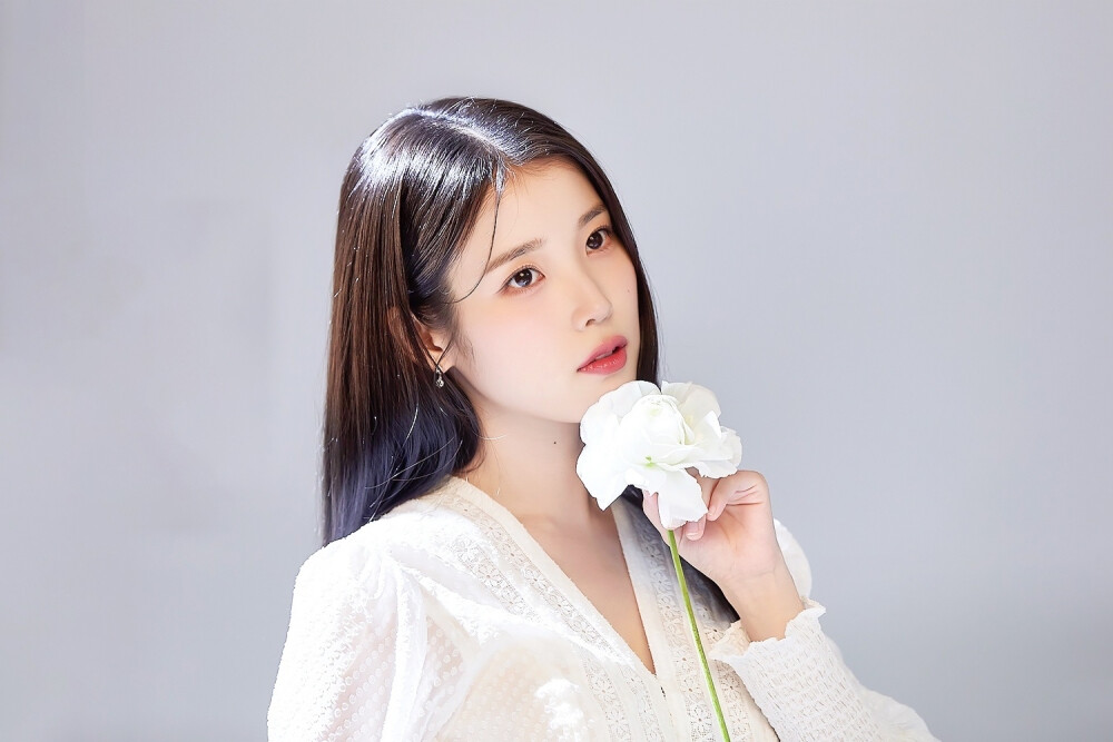 IU | 真露烧酒
cr:__南宫_