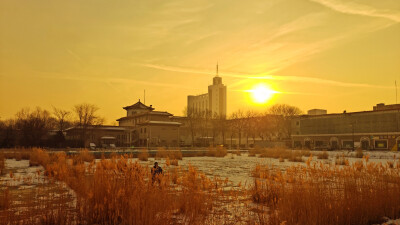 岁月如歌，夕阳如诗，晚霞绚丽。夕阳无限好，只是近黄昏。旧的一年将成为过去，新的一年将朝阳升起，亲朋好友们愿我们的友谊天才地久。在2024年到来之际，我酷老海哥真诚的祝福亲朋们网友们，愿我们大家平安健康幸福…