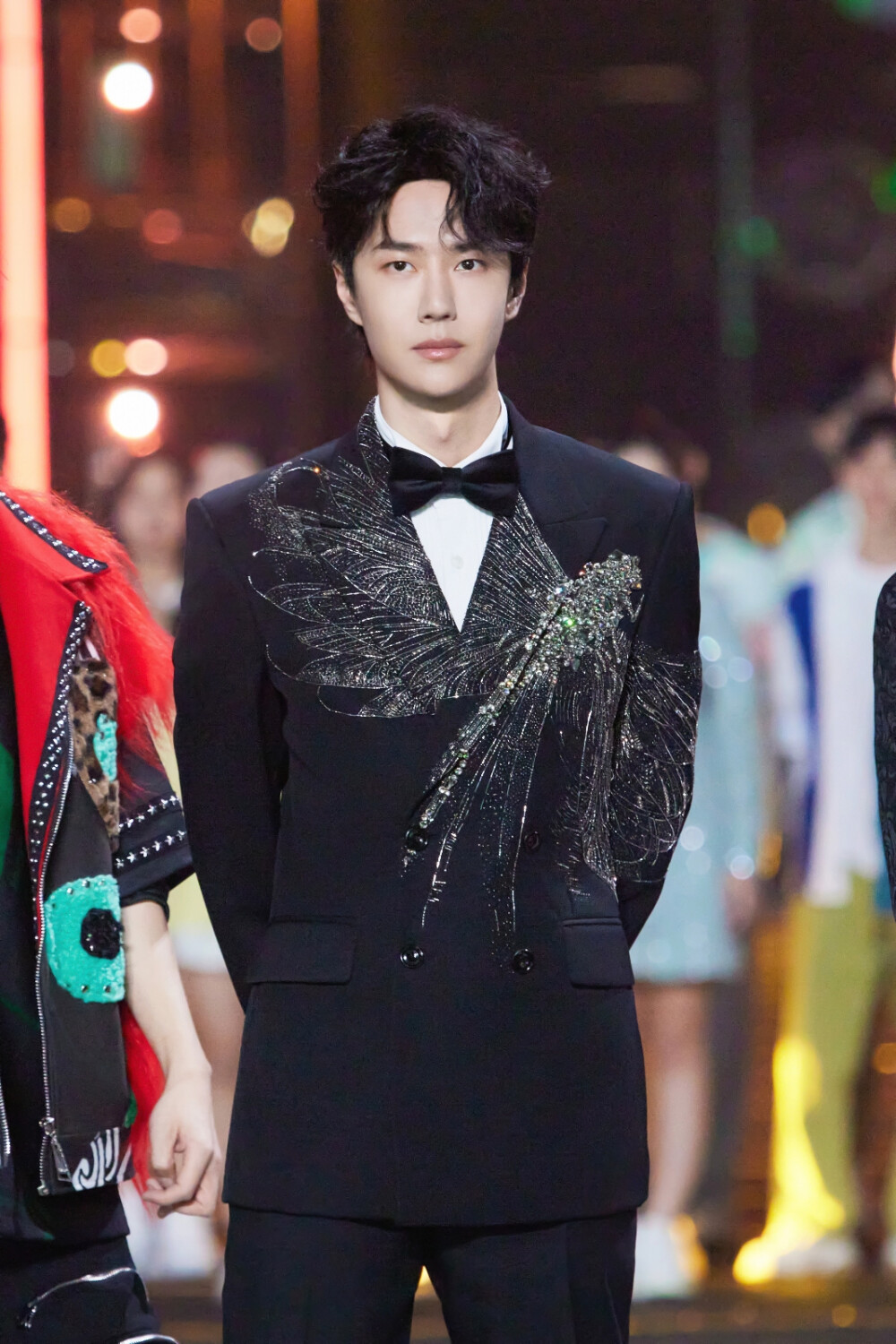 YIBO-OFFICIAL：
#王一博湖南卫视跨年晚会# 
@UNIQ-王一博 个人EP同名曲《旁观者》#湖南卫视跨年# 舞台首秀，人来人往，旁观万物，穿过所有，感受生命磅礴；观者即所观，所有人都是可爱的旁观者。奔赴2024，祝大家新年快乐！！♥♥