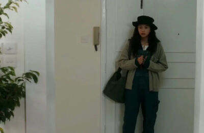 邱淑贞1996年在《偷偷爱你》里的look，也太适合断舍离女孩了。同样几件外套、上衣、帽子翻来覆去混搭，穿个27年都不过时。