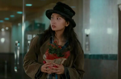 邱淑贞1996年在《偷偷爱你》里的look，也太适合断舍离女孩了。同样几件外套、上衣、帽子翻来覆去混搭，穿个27年都不过时。