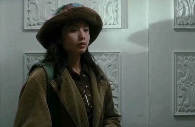 邱淑贞1996年在《偷偷爱你》里的look，也太适合断舍离女孩了。同样几件外套、上衣、帽子翻来覆去混搭，穿个27年都不过时。