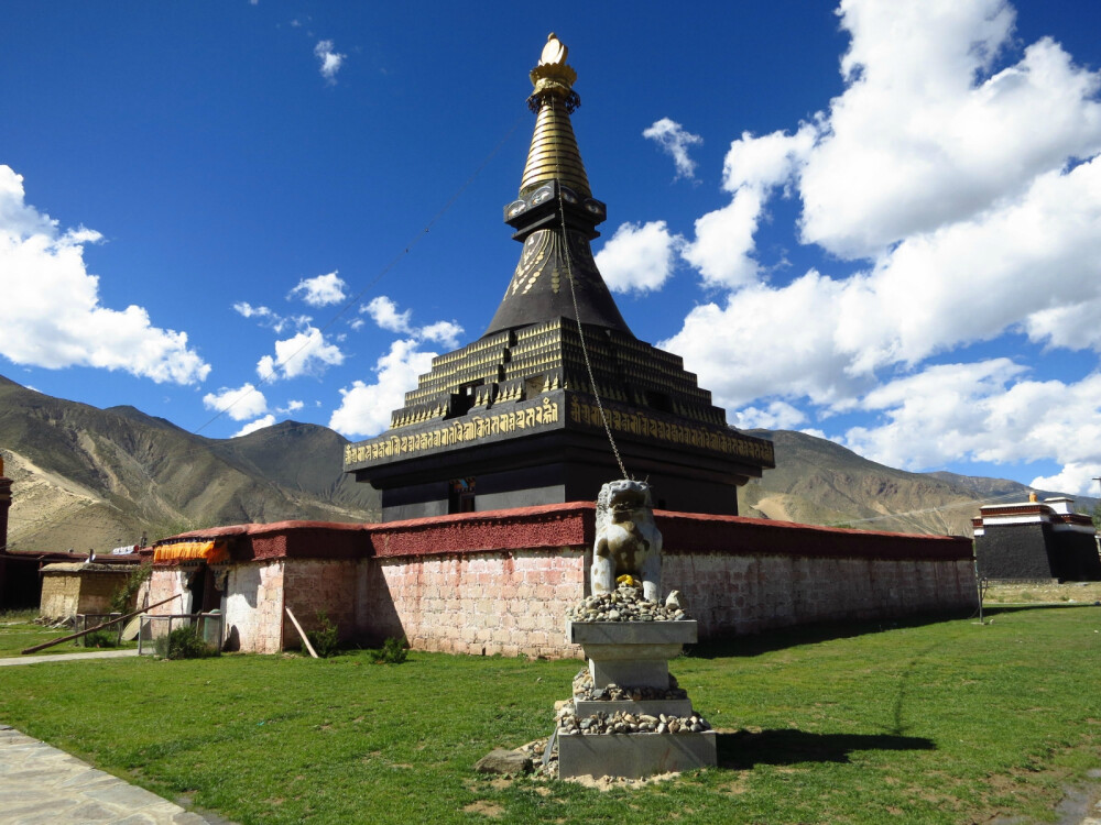 藏扎囊桑耶寺四塔