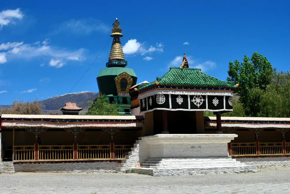 藏扎囊桑耶寺四塔