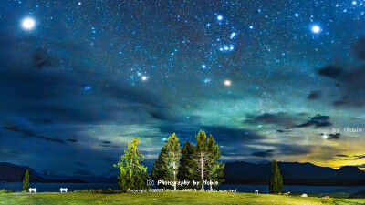 来自南半球的星河浪漫
漫天星辰在五彩斑斓的夜空下缓缓流动，橙绿色的气辉破云而出，选一颗星星许下愿望，所愿皆所得！
by.@Hobin-MK813