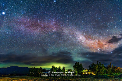 来自南半球的星河浪漫
漫天星辰在五彩斑斓的夜空下缓缓流动，橙绿色的气辉破云而出，选一颗星星许下愿望，所愿皆所得！
by.@Hobin-MK813